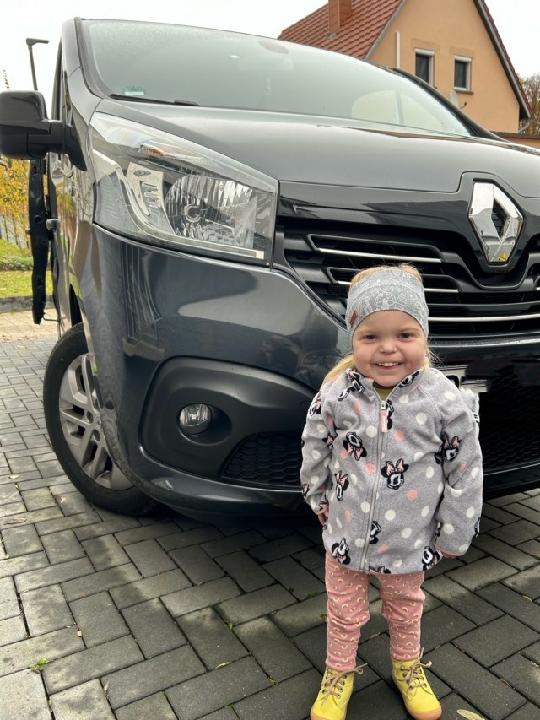 Der gebrauchte, neuwertige Renault Traffic mit großem Platzangebot ermöglicht der kleinen Ella uneingeschränkte Mobilität (Bildrechte: Klaus Port)